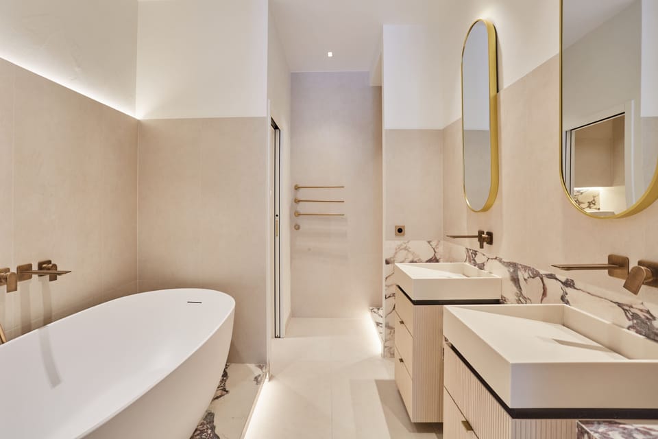 Salle de bain chambre 1 avec baignoire, douche et toilette