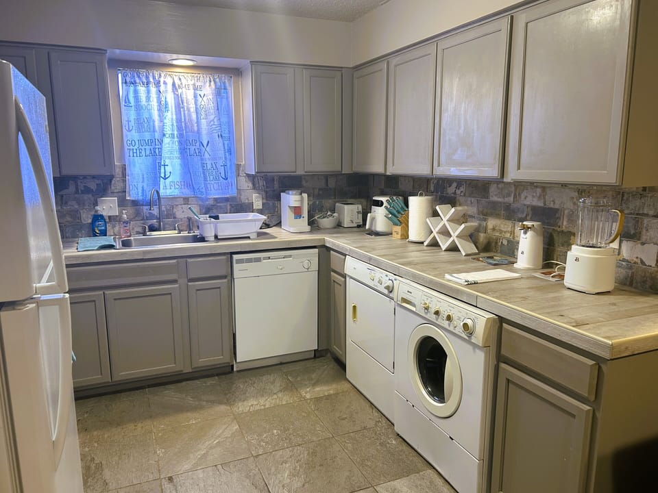 Coffee maker, air fryer, blender, toaster, washer and dryer in the condo!