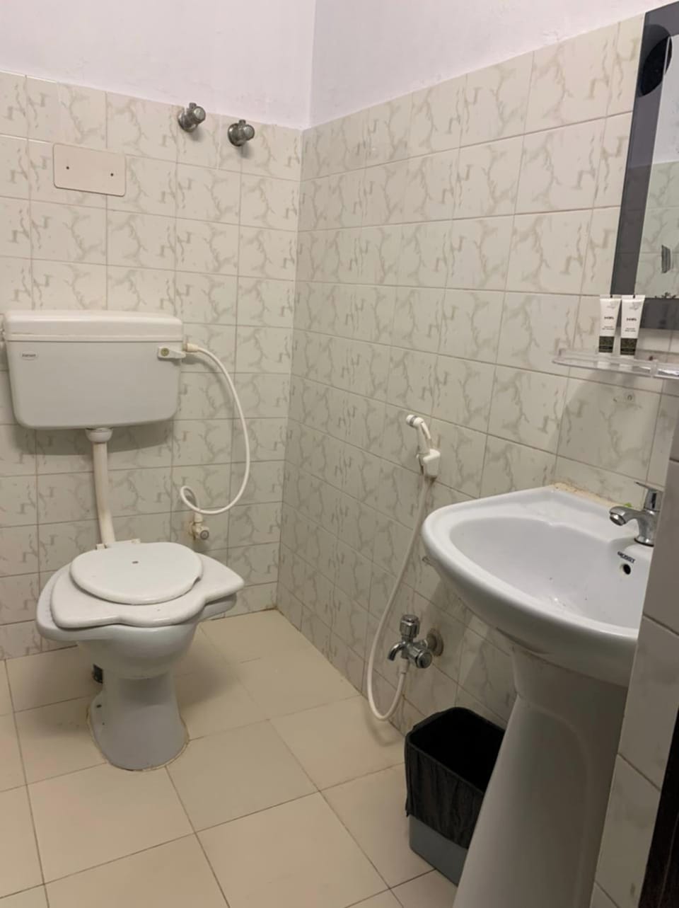 Shower, rainfall showerhead, free toiletries, towels