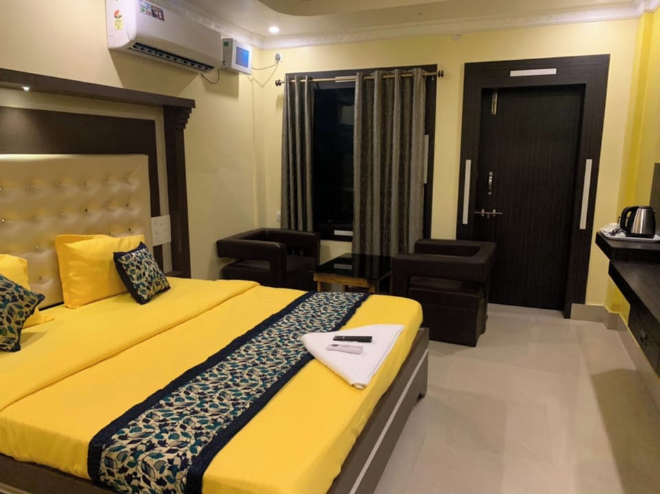 Desk, WiFi (free), bed sheets