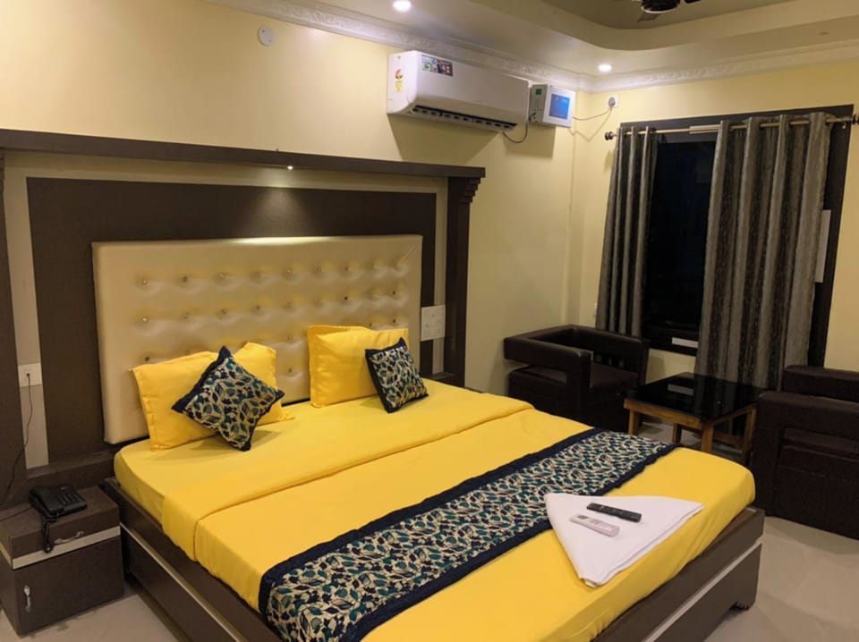 Desk, WiFi (free), bed sheets