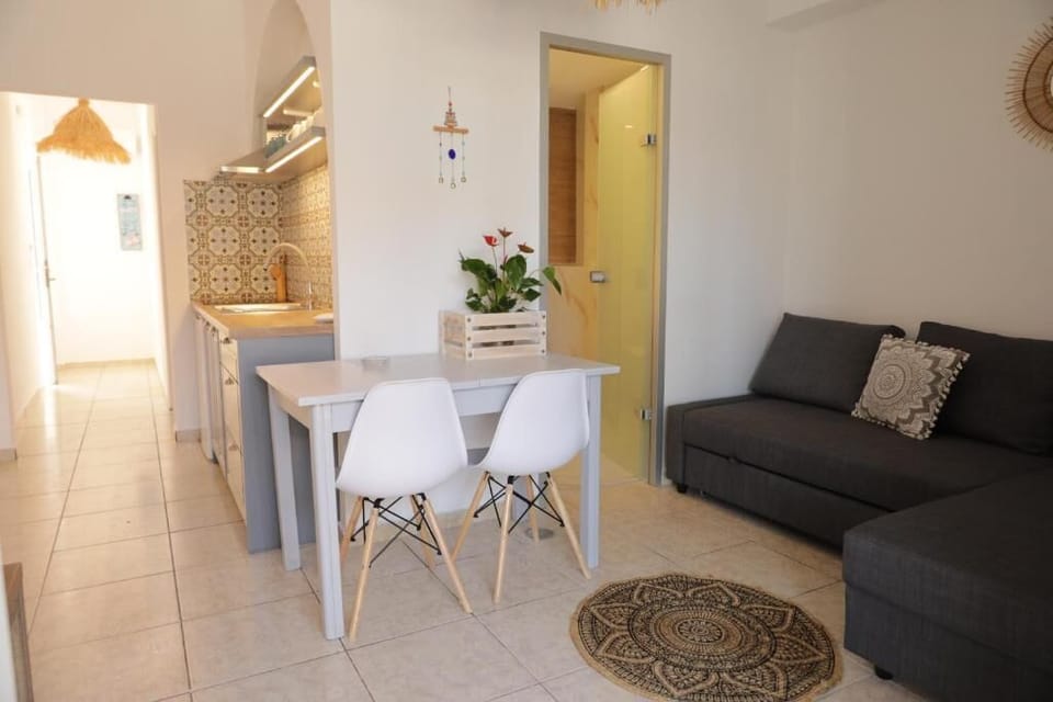 Deluxe Apartment, Pool View | Living area