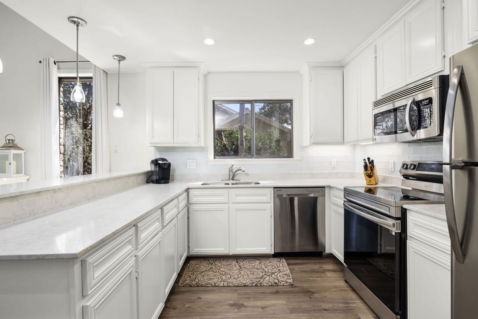 Coffee, cooking, or cocktails – this kitchen has you covered! 