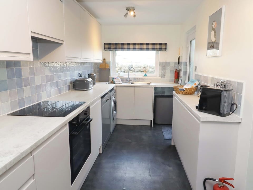 Cottage | Private kitchen | Fridge, microwave, dishwasher, cookware/dishes/utensils