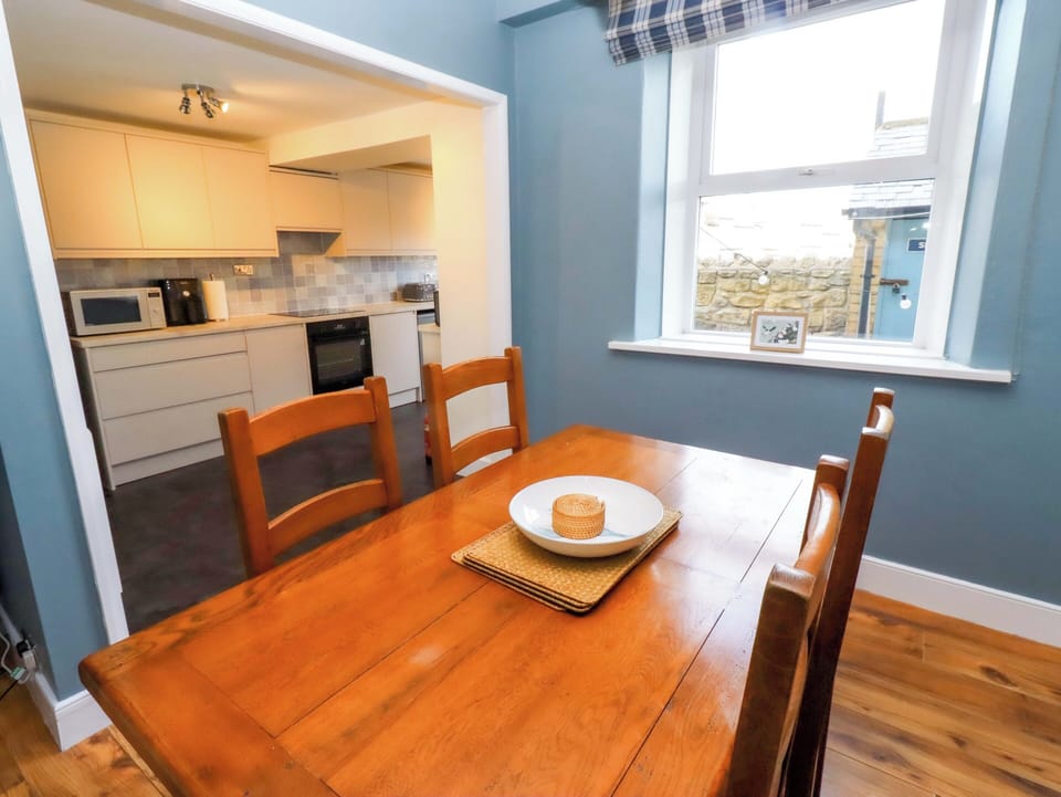 Cottage | Dining