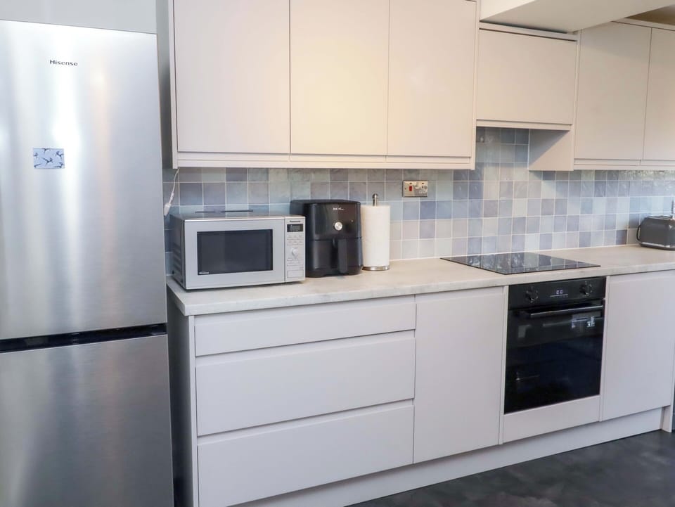 Cottage | Private kitchen | Fridge, microwave, dishwasher, cookware/dishes/utensils