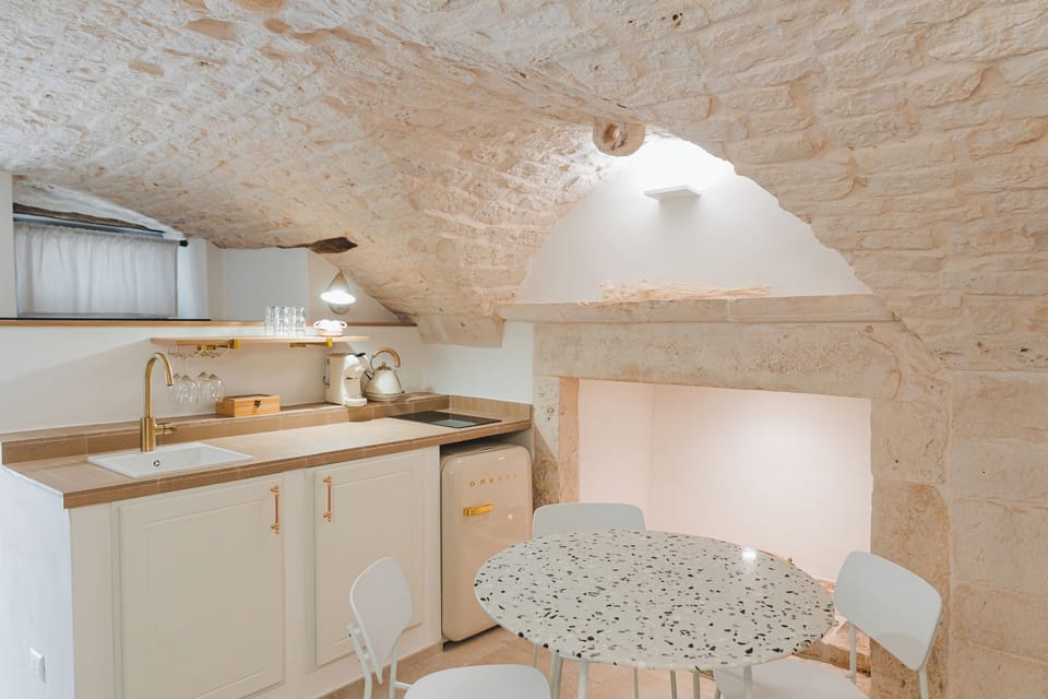 Luxury Studio Suite | Private kitchen | Espresso maker, coffee/tea maker, electric kettle