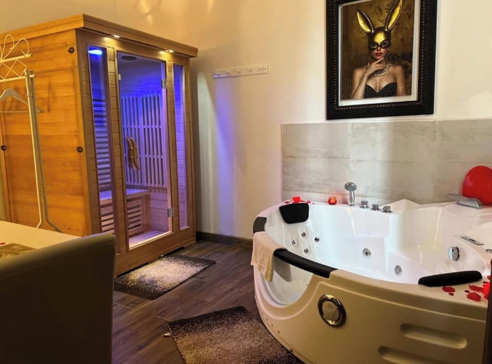 Luxury Suite | Living area | TV