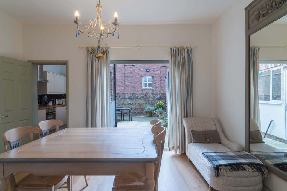 Gather around the table or throw open the doors to the courtyard – a light-filled space made for relaxed dining and easy flow between indoors and out.