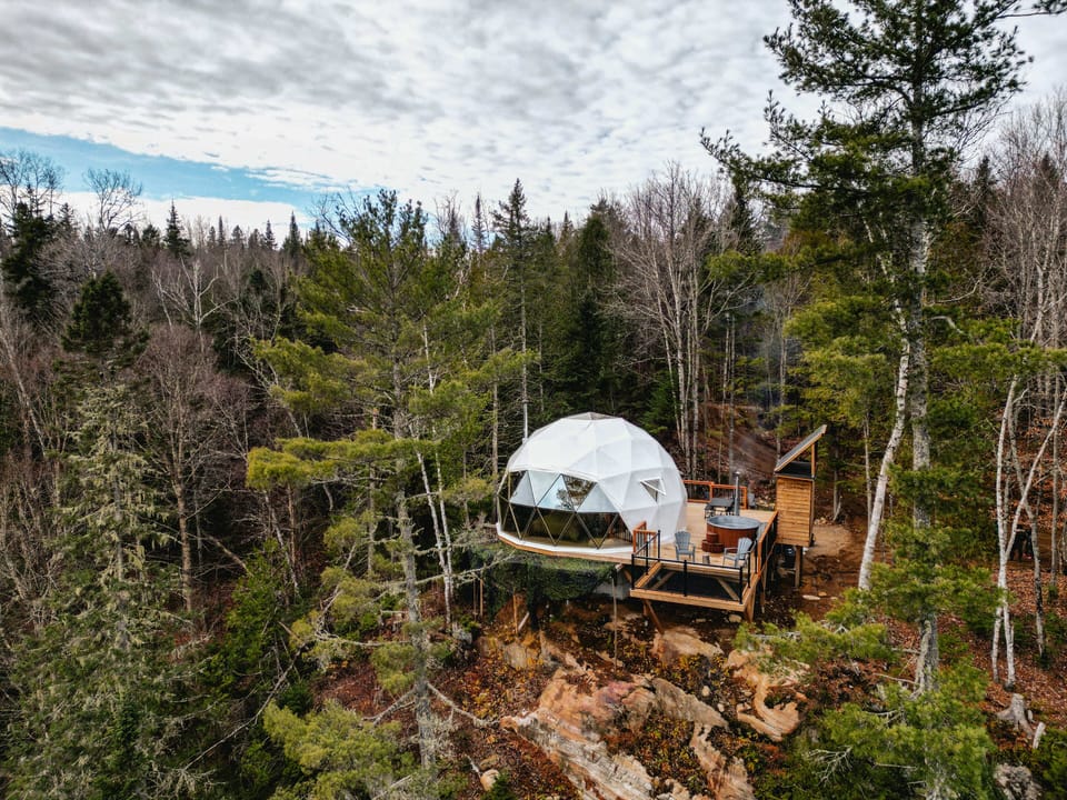 Mountainside dome with all amenities for a luxurious stay in nature