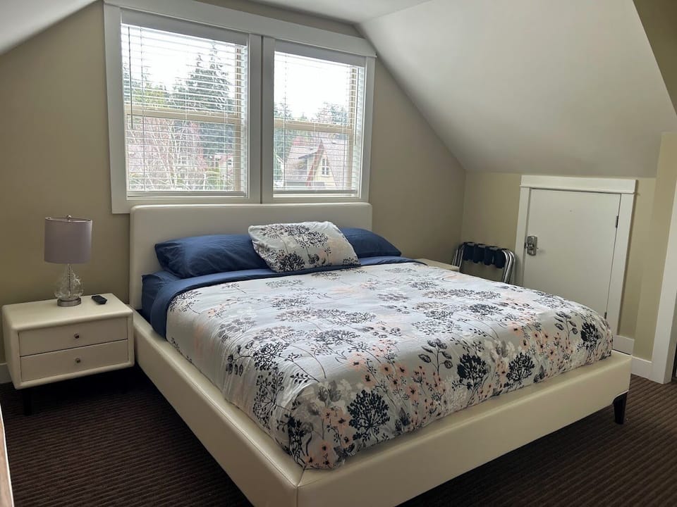 Loft King with ensuite & TV