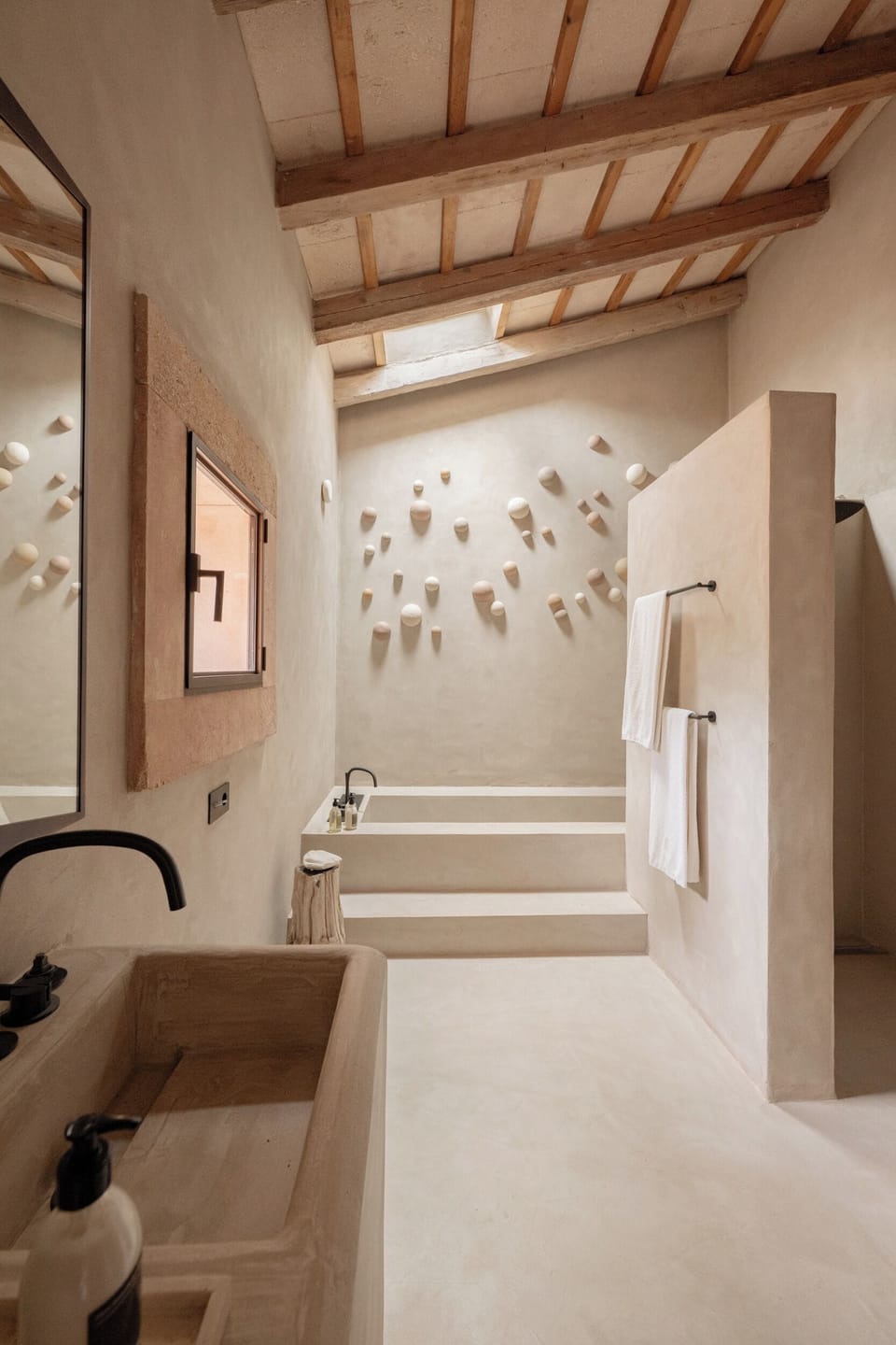 Superior Room, Garden View | Bathroom | Hair dryer, towels, soap, shampoo