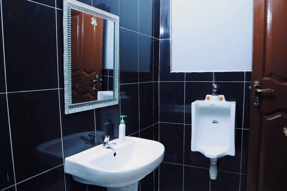 Deluxe Single Room | Bathroom | Slippers, towels, soap, shampoo