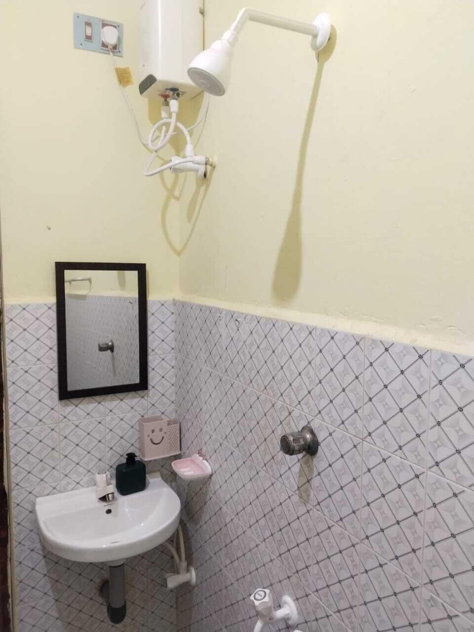 Deluxe Double Room | Bathroom | Shower, towels, soap, shampoo