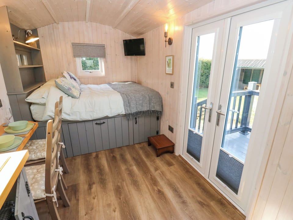 1 bedroom, individually decorated, individually furnished