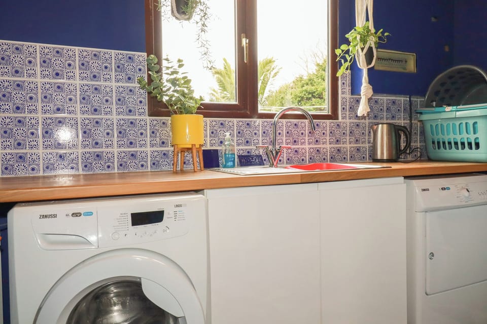 Fridge, microwave, dishwasher, cookware/dishes/utensils