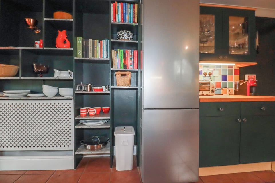 Fridge, microwave, dishwasher, cookware/dishes/utensils