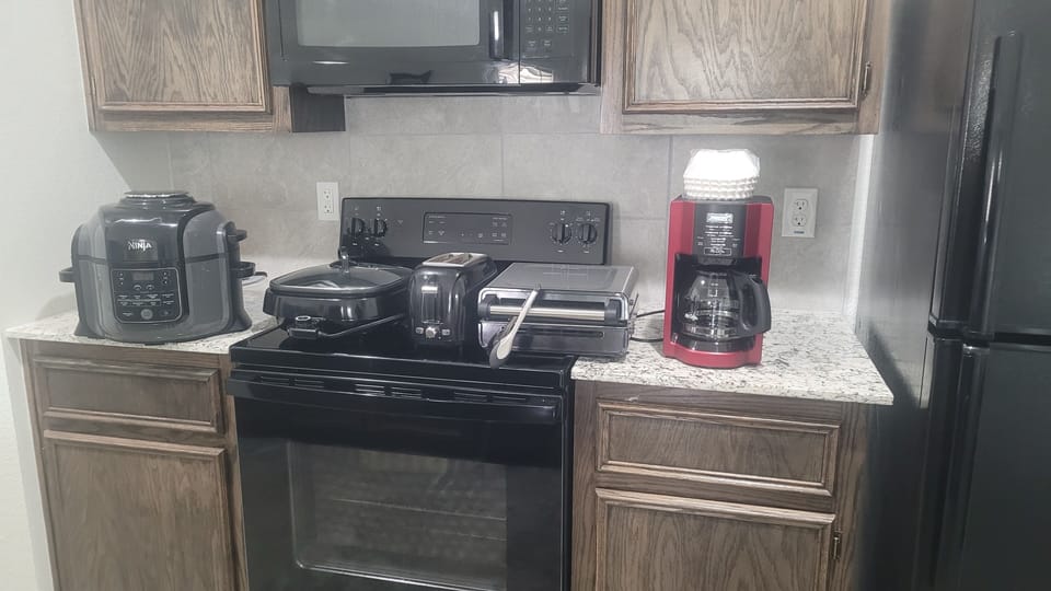 Full-size fridge, microwave, oven, stovetop