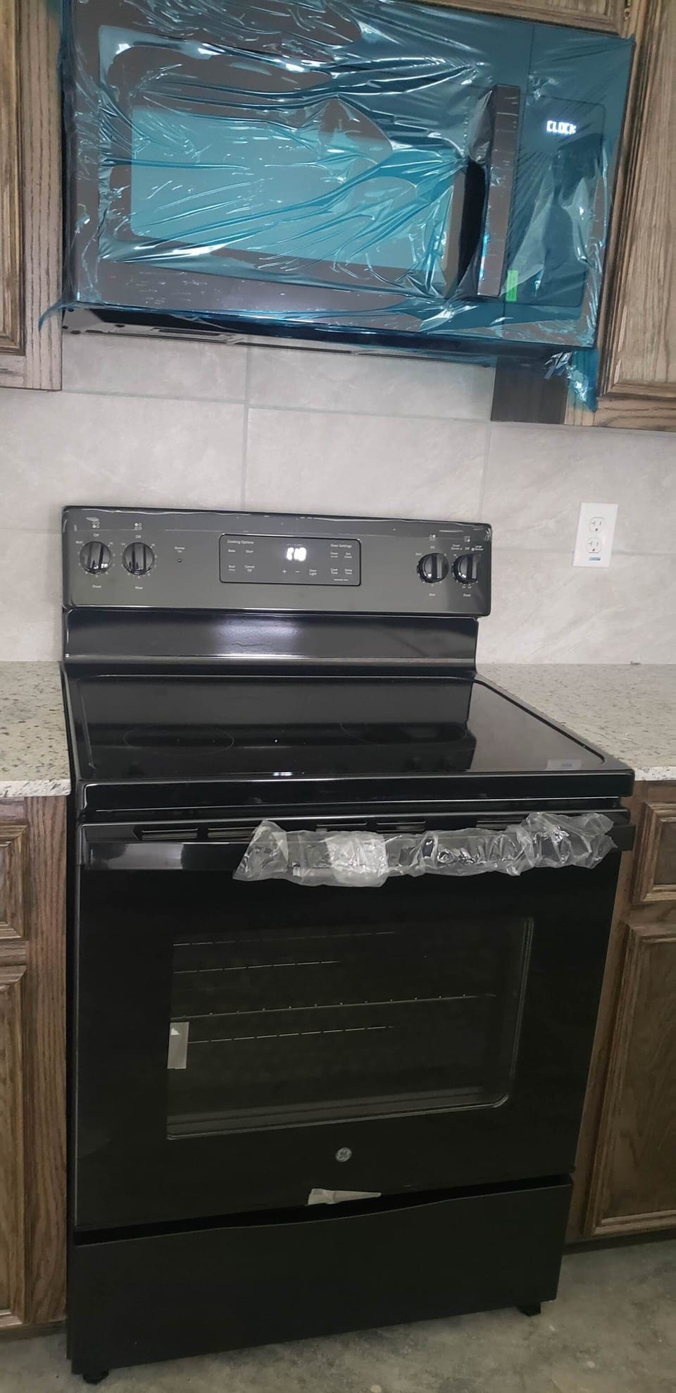 Full-size fridge, microwave, oven, stovetop