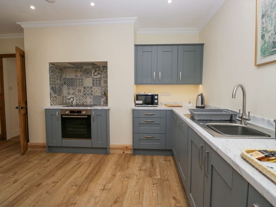 Cottage | Private kitchen | Fridge, microwave, dishwasher, cookware/dishes/utensils