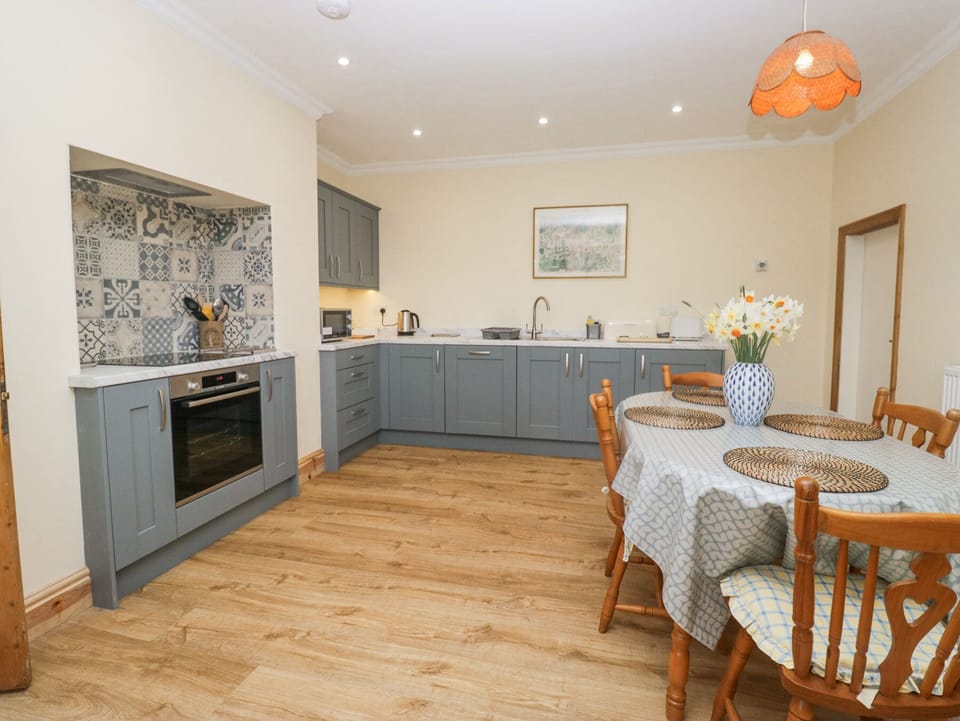 Cottage | Dining