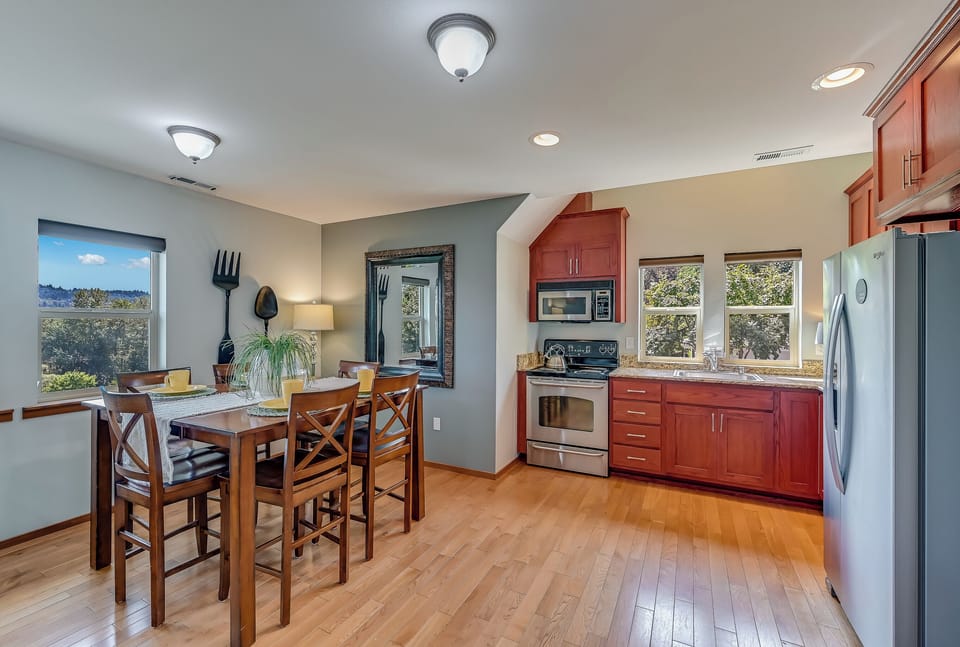 DINING & KITCHEN