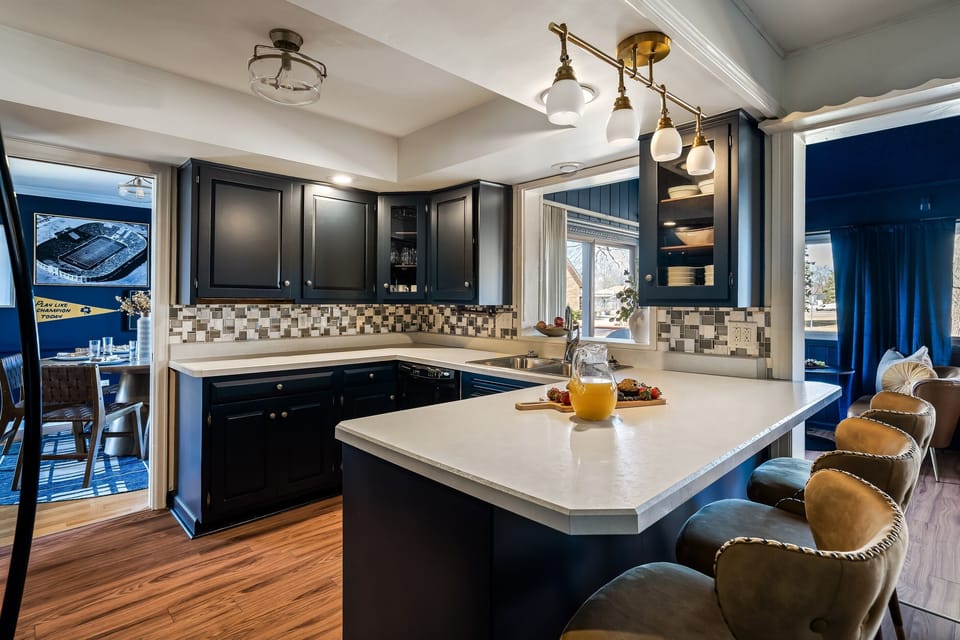 Kitchen: 3 bar stools