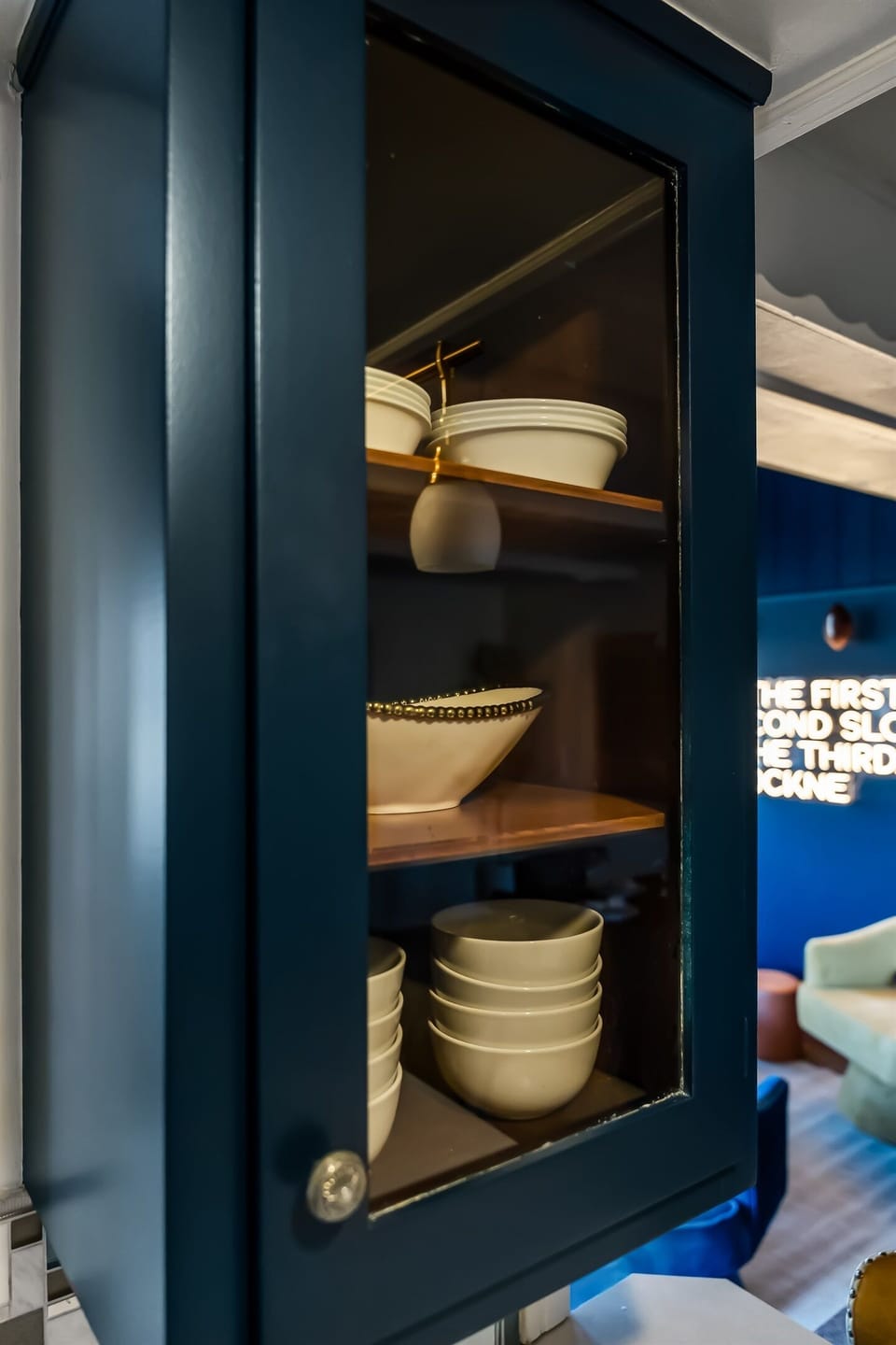 Kitchen cabinet: Dishes