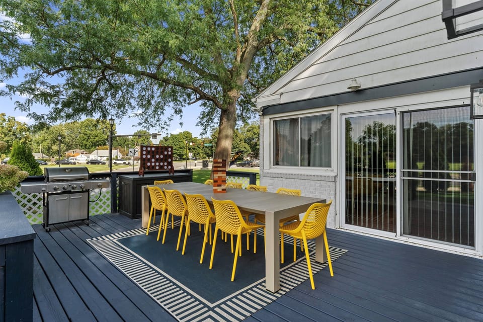 12-seat Outdoor Dining (BBQ Deck)