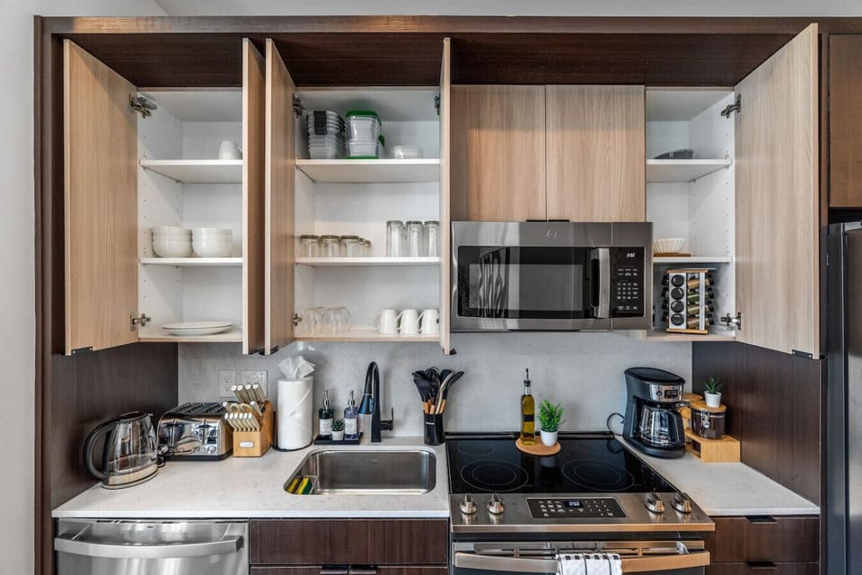 Fully stocked kitchen with premium appliances and cookware 🍽️