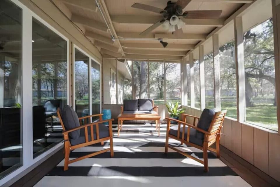 Screened in porch