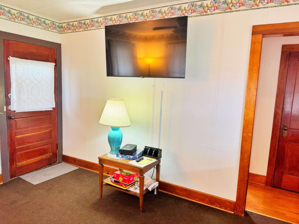 Cottage, Lake View | Iron/ironing board, free WiFi, bed sheets