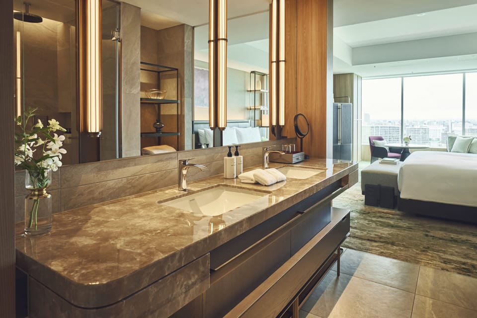 Combined shower/tub, deep soaking tub, rainfall showerhead