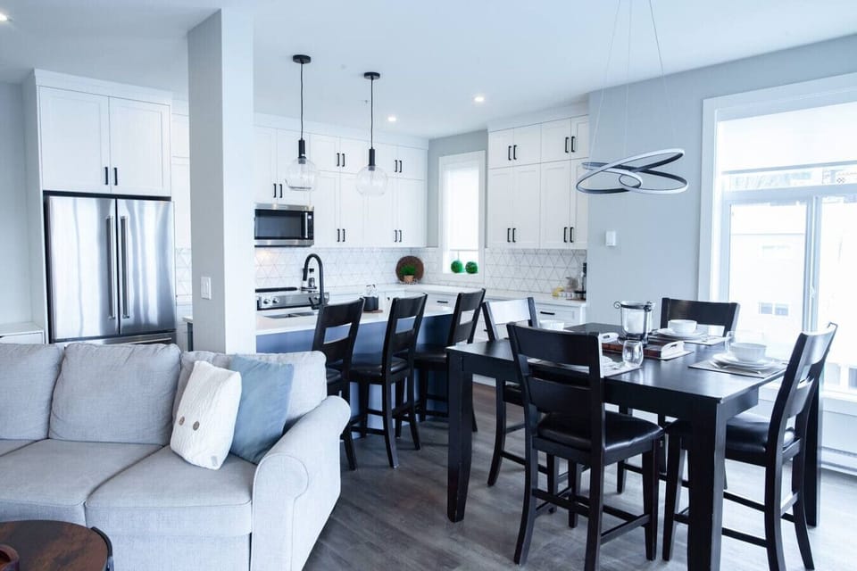 A true home away from home in the heart of Harrison Hot Springs.