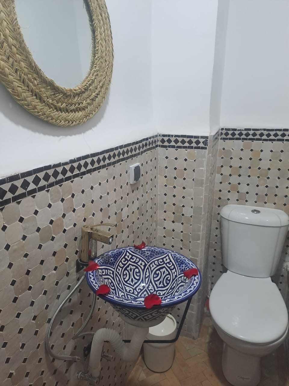 Classic Single Room | Bathroom | Towels, soap, shampoo, toilet paper