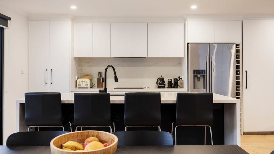 Fully equipped kitchen with breakfast bar seating