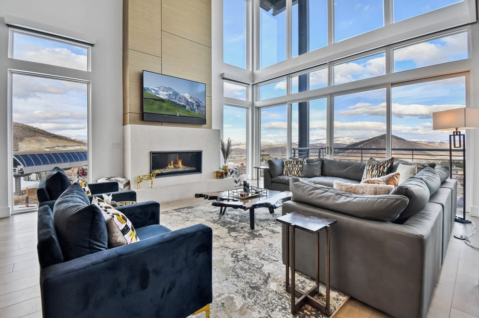 Second floor - living room - fireplace - streaming/cable