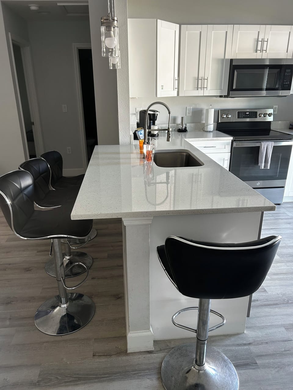 Kitchen Bar counter top w/bar stools