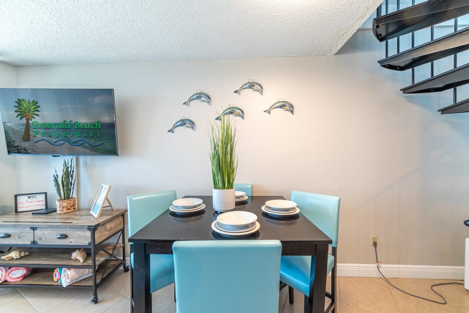 Seating for 6 at the dining room table