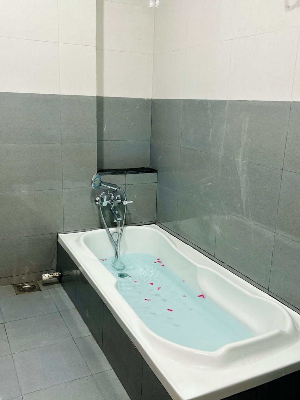 Luxury Room | Bathroom | Towels, soap, shampoo, toilet paper