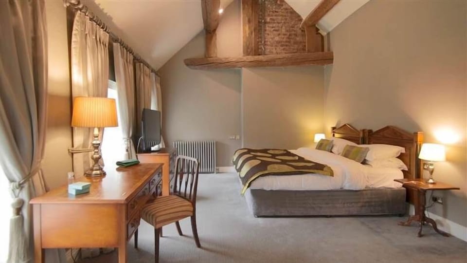 Junior Suite | In-room safe, desk, laptop workspace, blackout drapes