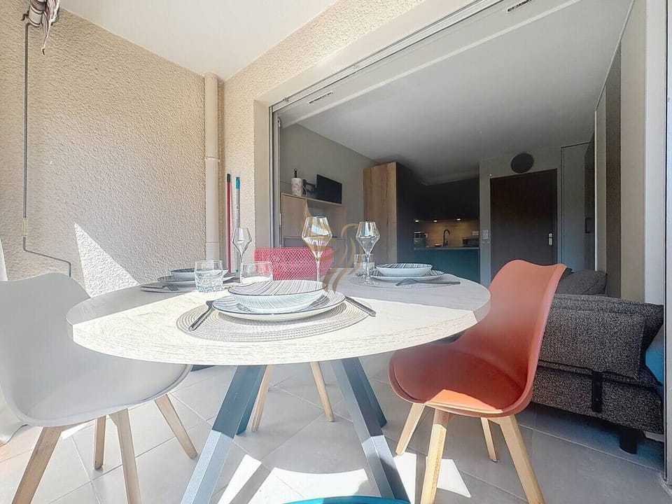 Profitez de cette véranda baignée de lumière pour dîner en plein air et savourer l`atmosphère relaxante. Une extension parfaite de votre espace de vie pour moments de détente.