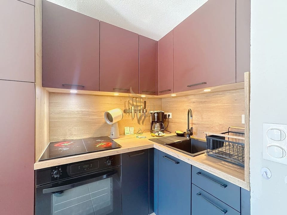 Cuisine compacte idéale pour cuisiner des repas gourmets; la plaque à induction et le four encastré optimisent l`espace. Coin café intégré pour des matins énergisants.