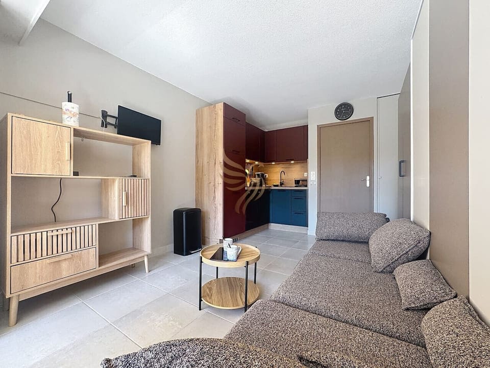 Profitez d`une ambiance cosy dans cet espace combiné avec cuisine intégrée, idéal pour se détendre devant la télé après une journée bien remplie. Le côté modulable du meuble offre un rangement astucieux.