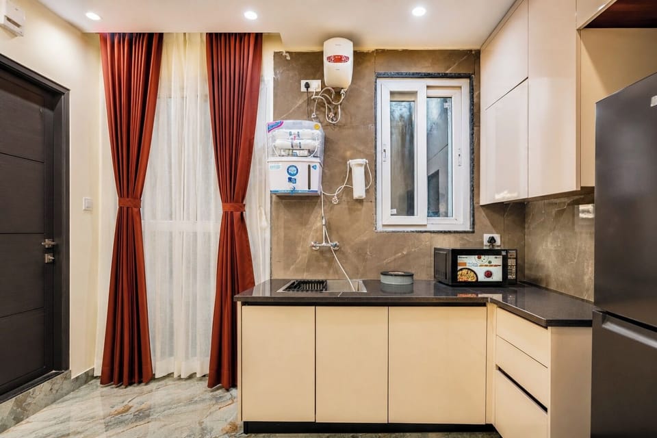 Deluxe Apartment, City View | Private kitchen | Coffee/tea maker, microwave, stovetop, electric kettle