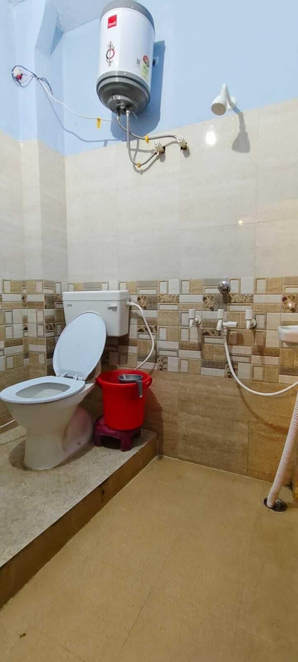 Classic Double Room | Bathroom | Free toiletries, towels, soap, shampoo