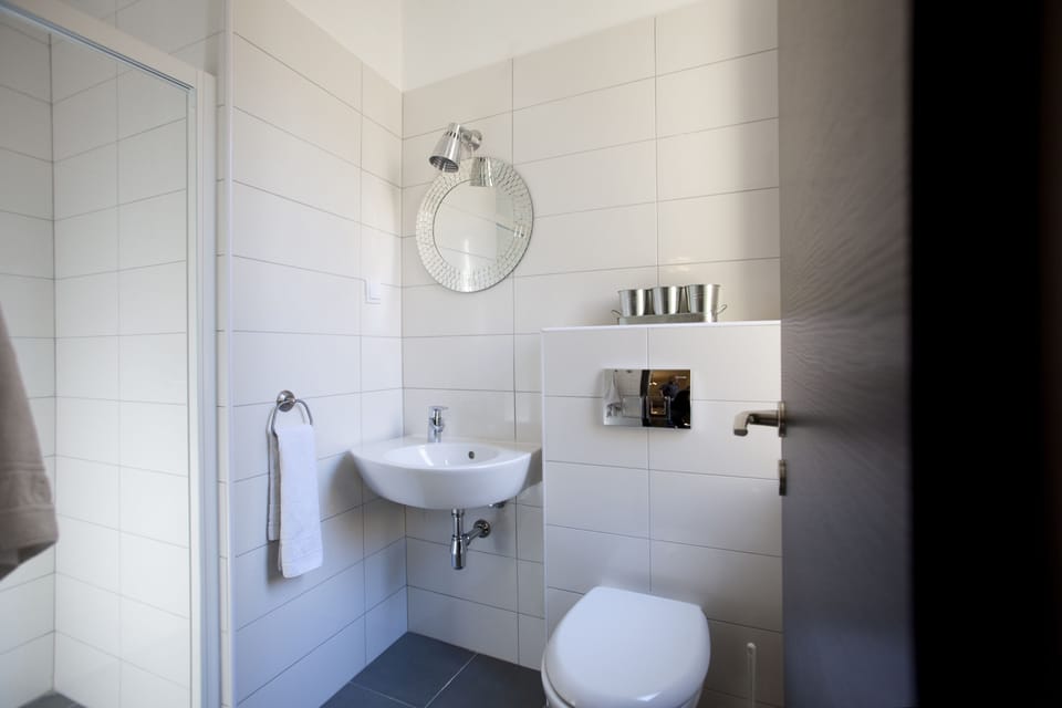 Classic Double Room, Balcony | Bathroom | Shower, free toiletries, hair dryer (on request), towels