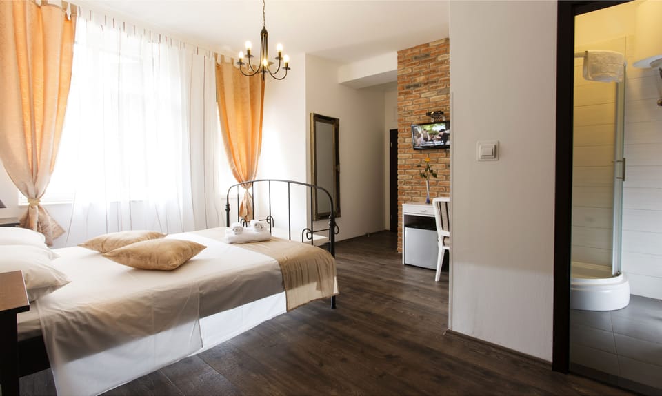 Classic Double Room, Balcony | Premium bedding, in-room safe, desk, soundproofing