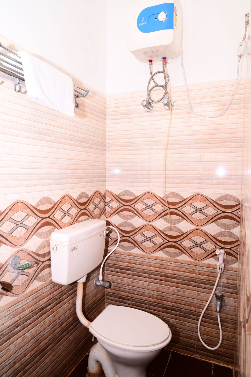 Shower, rainfall showerhead, free toiletries, towels