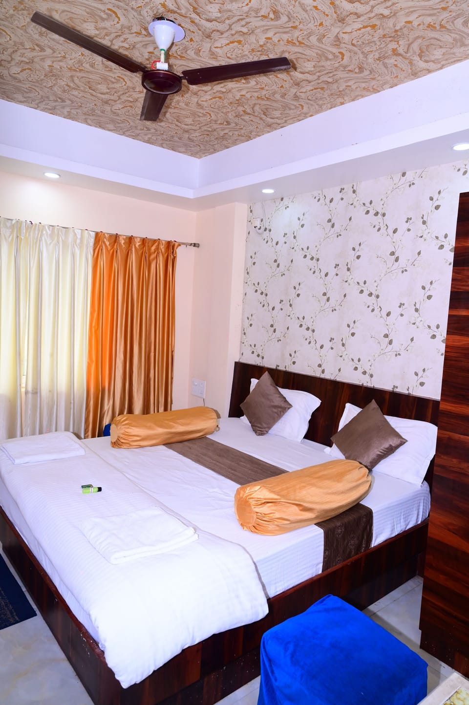 Desk, WiFi (free), bed sheets